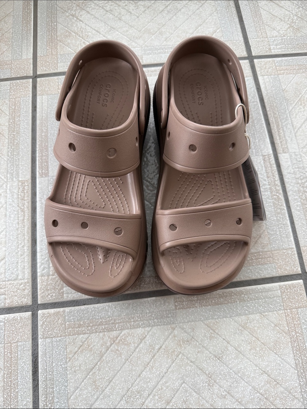 CROCS Woman’s beige size 10 W Sandel